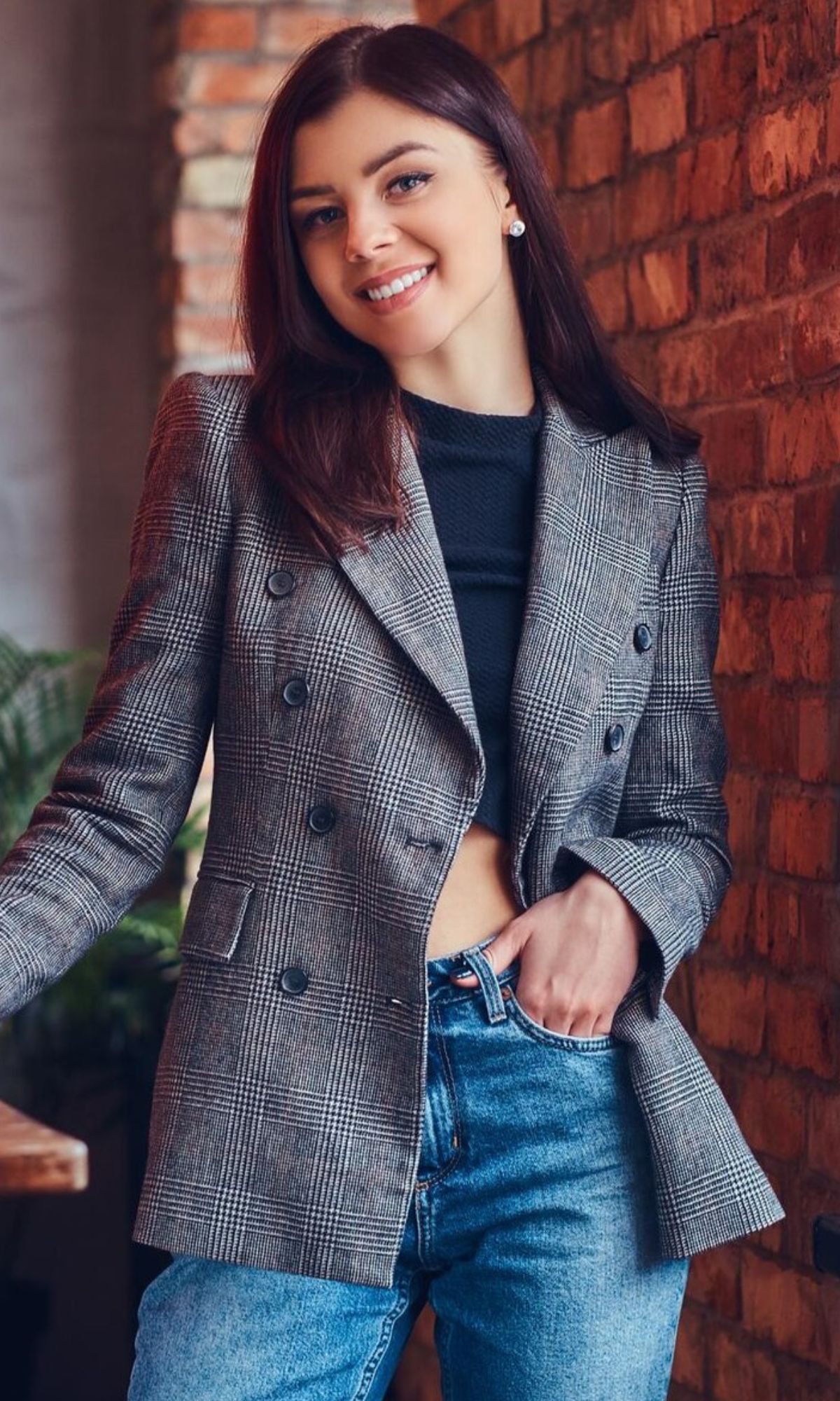 Áo vest caro xám với croptop và quần jeans ôm