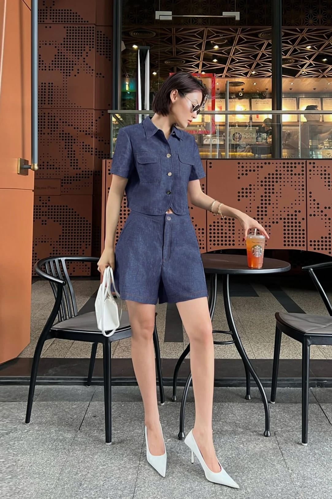 phối đồ áo sơ mi croptop cùng quần short