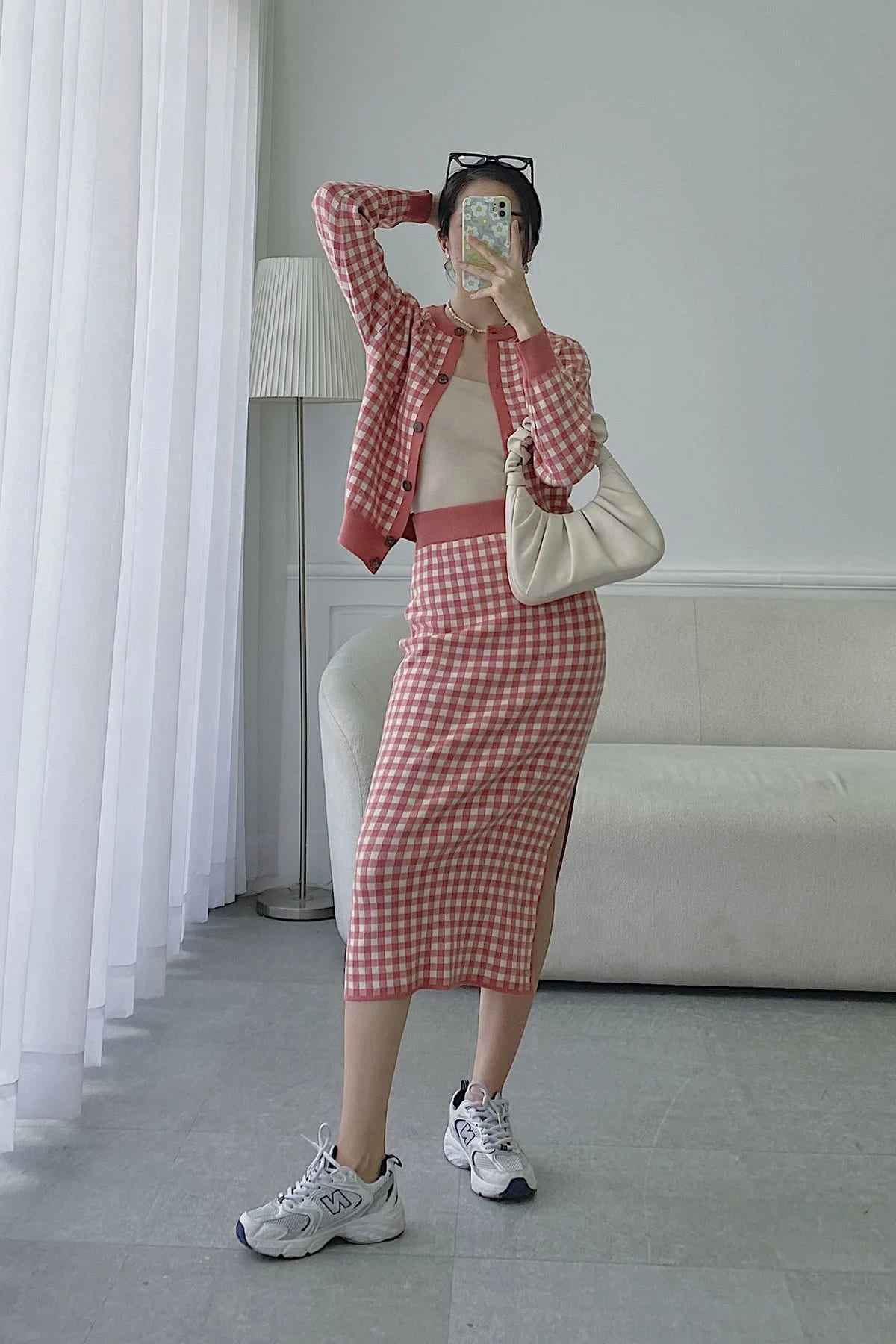 phối đồ chân váy ôm dài cùng áo cardigan