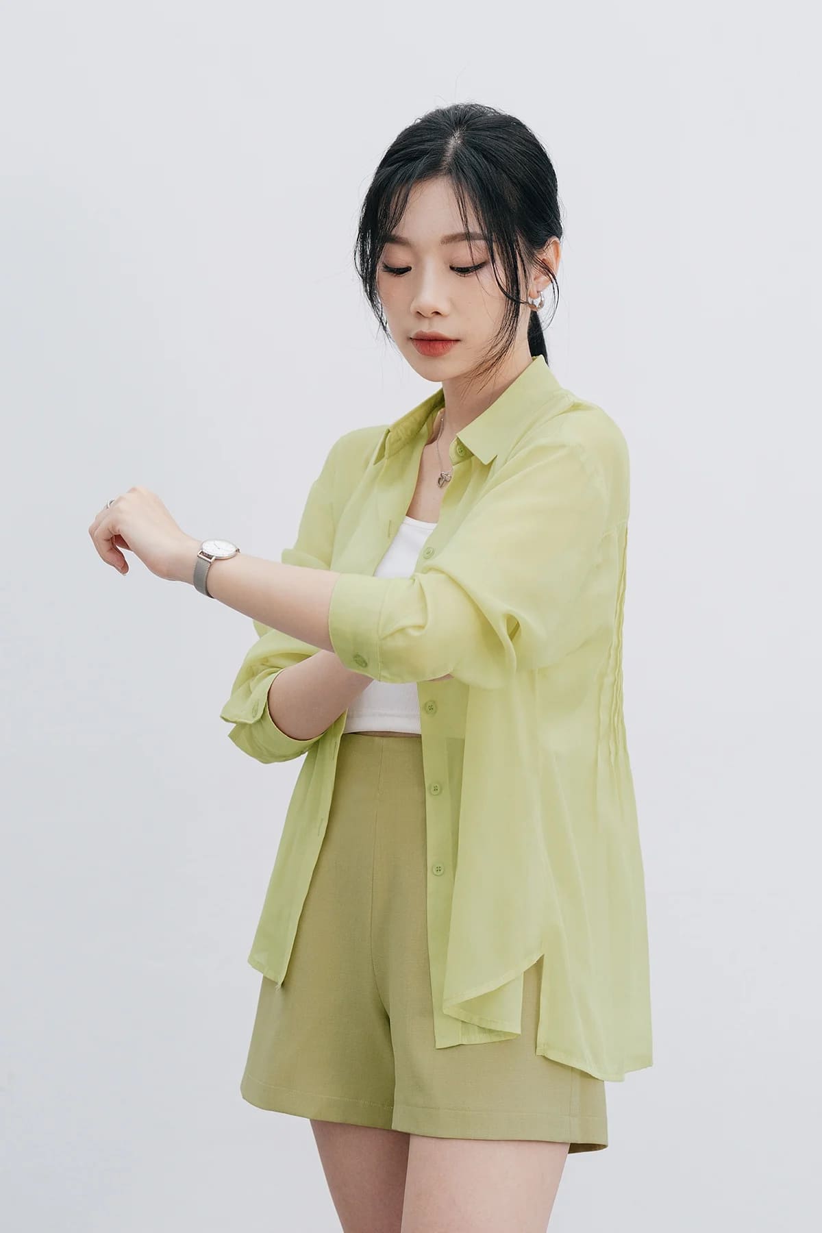 áo sơ mi nữ đi biển tone xanh phối quần short