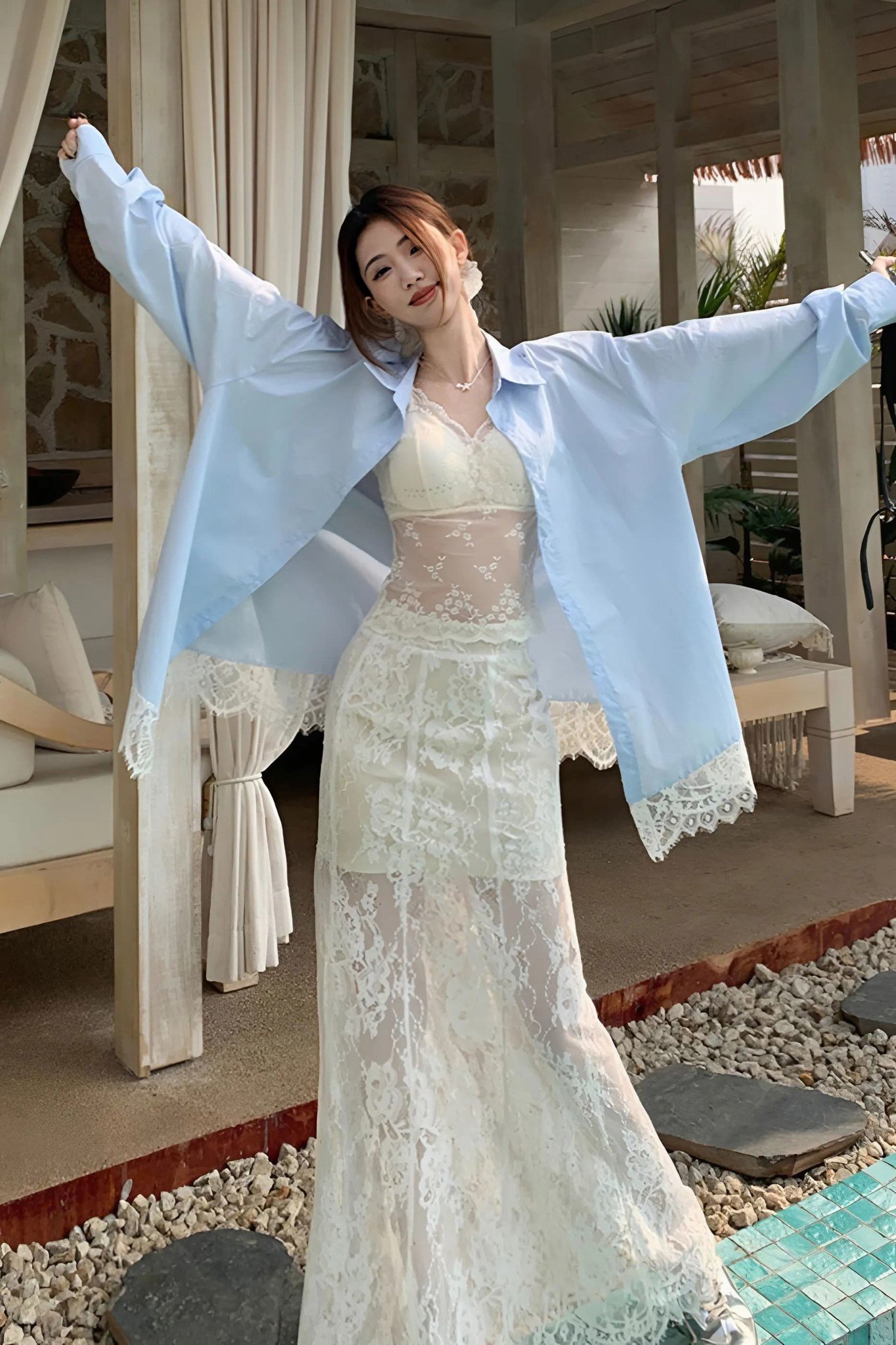 áo sơ mi trắng phối đầm dài đi biển