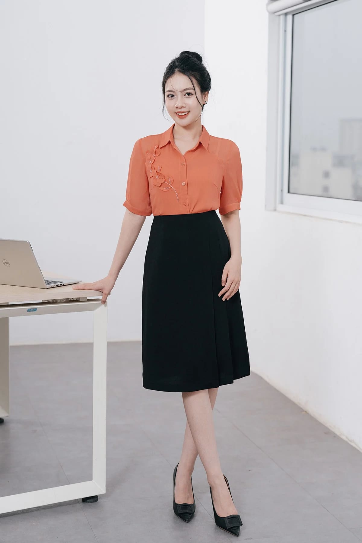 Phối đồ với chân váy dài chữ A đi làm
