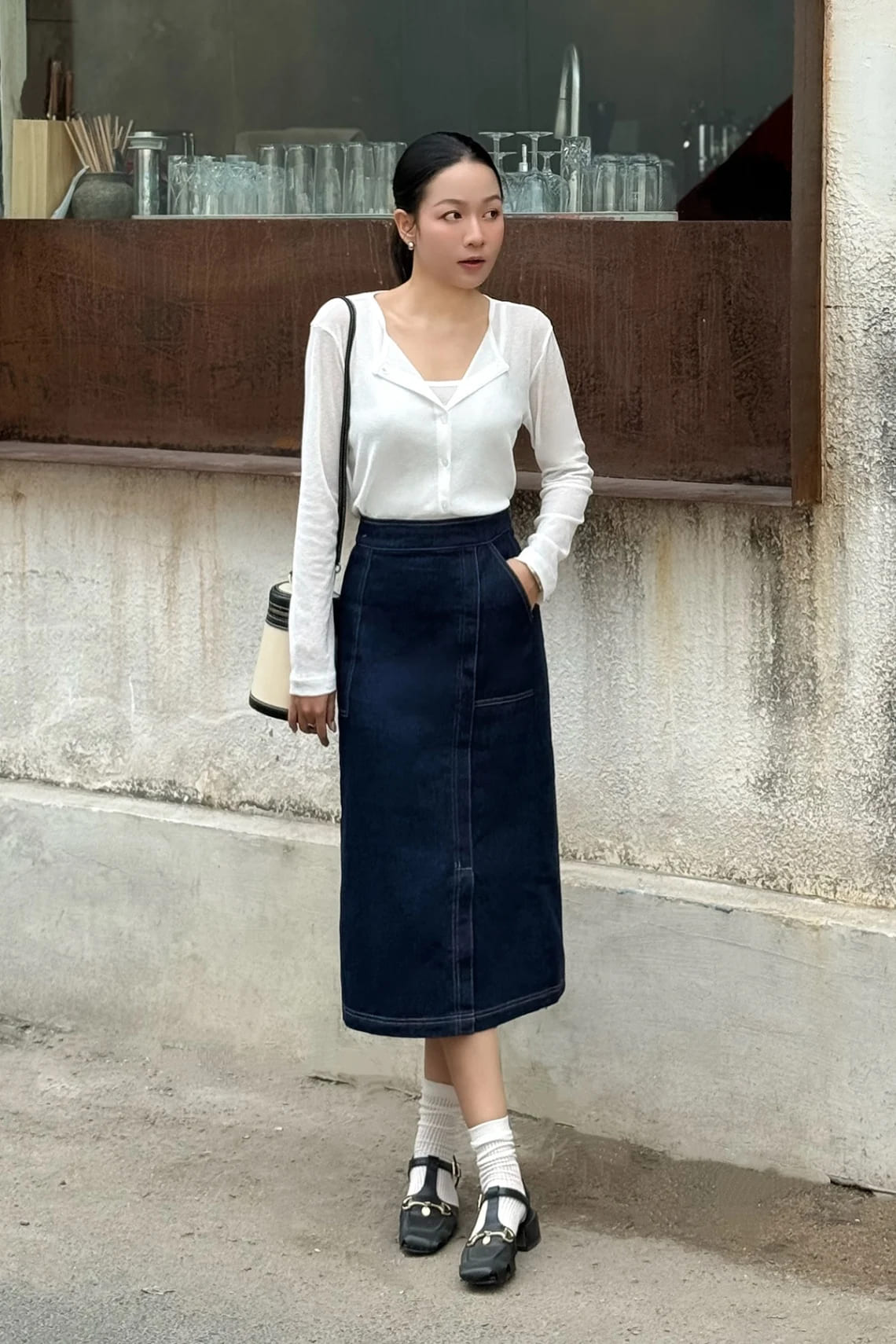 Phối đồ với chân váy dài chữ A đi dạo phố