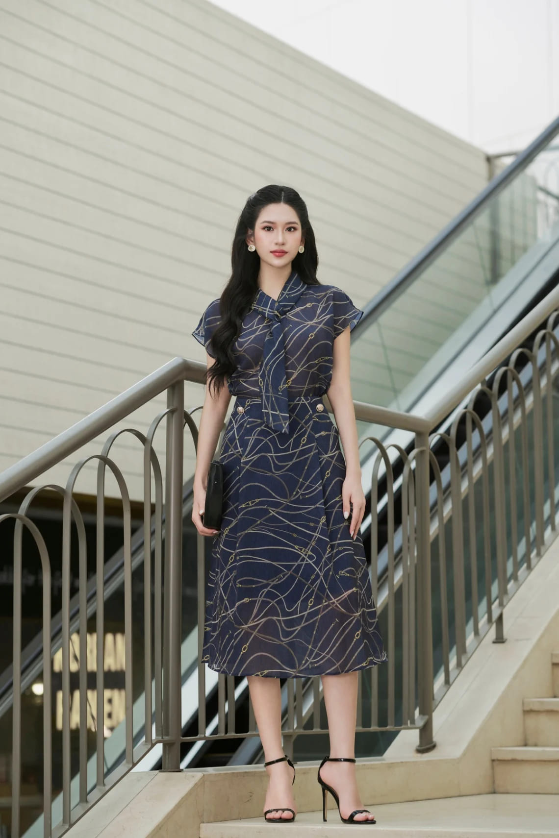 phối chân váy xòe dài mùa hè với áo cổ nơ tay ngắn