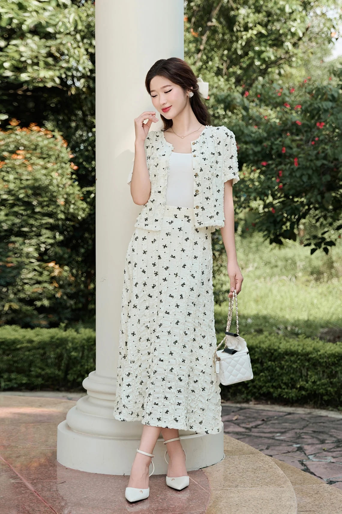 phối chân váy xòe dài mùa hè với áo hai dây và áo khoác ngoài