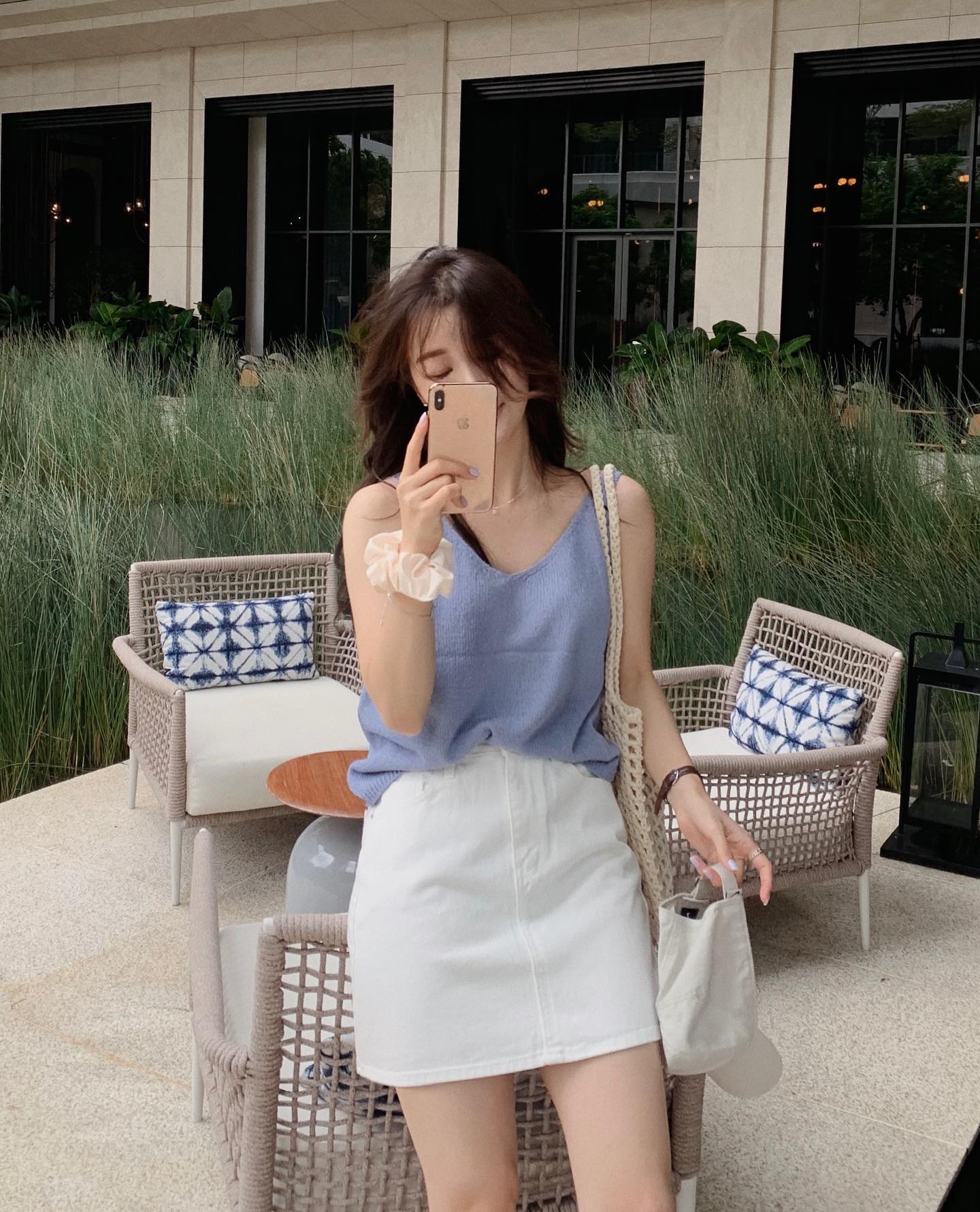 Phối áo 2 dây với chân váy ngắn
