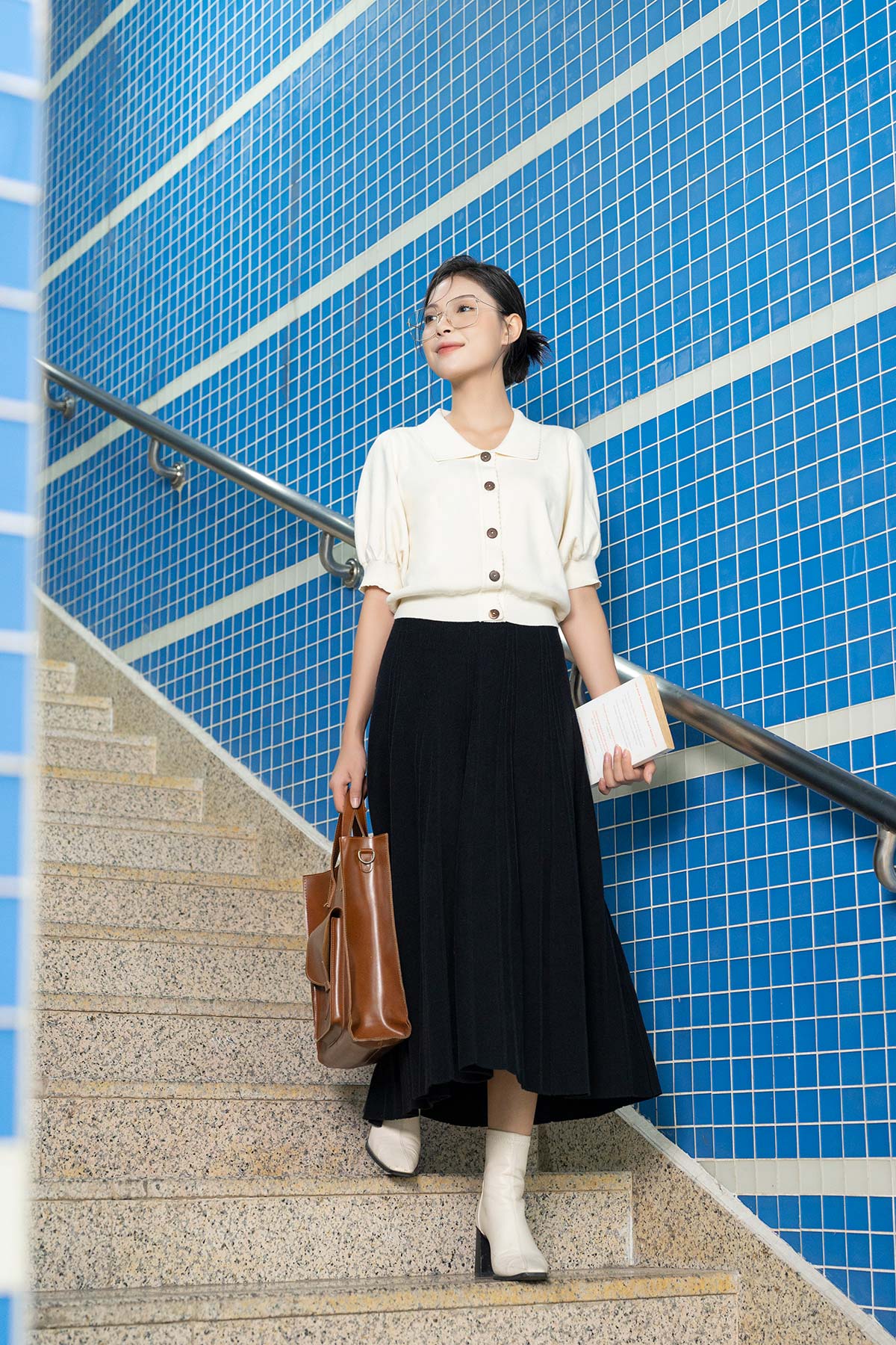 Phối áo len với chân váy xếp ly