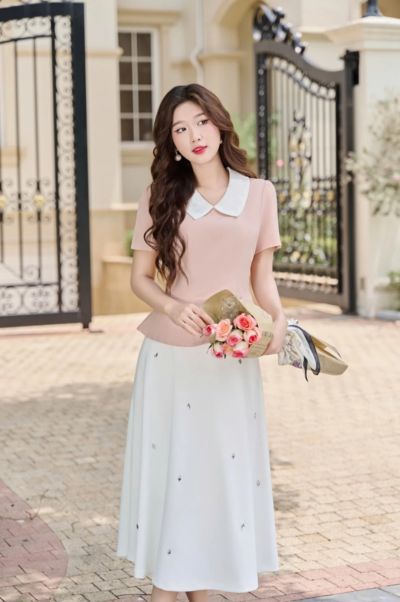 Phối áo peplum với chân váy dài