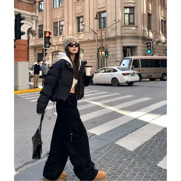 Phối áo phao béo với hoodie trẻ trung