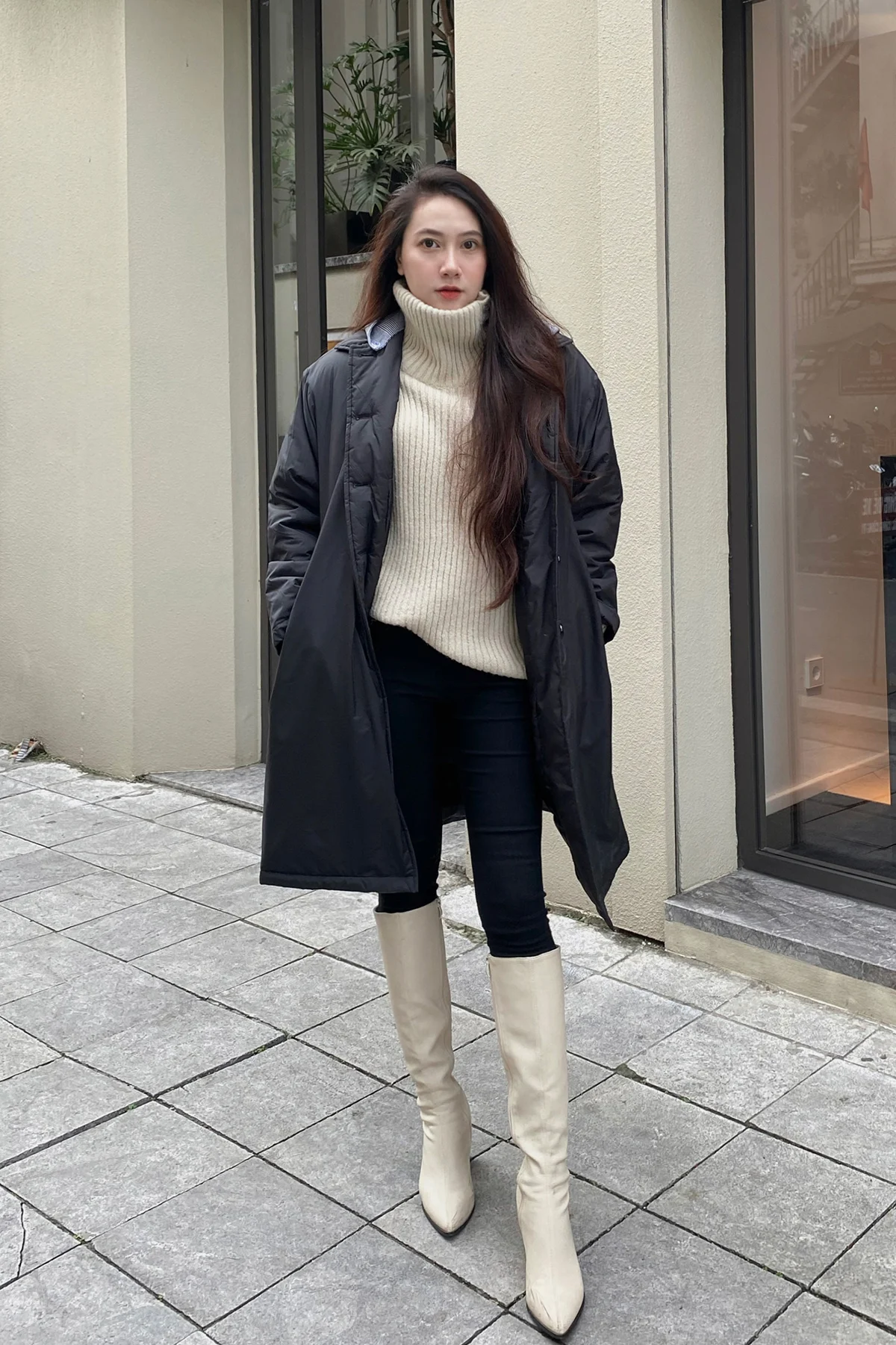 Phối áo phao dáng dài với quần skinny