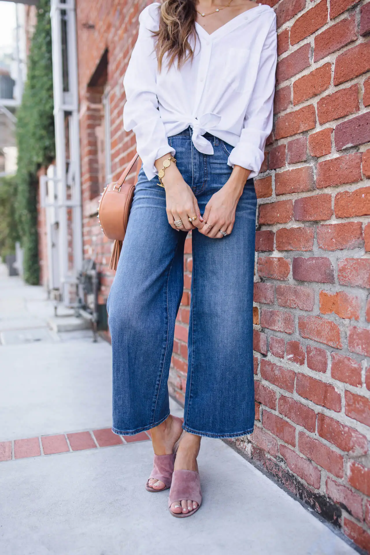 Phối áo sơ mi với quần jeans ống rộng