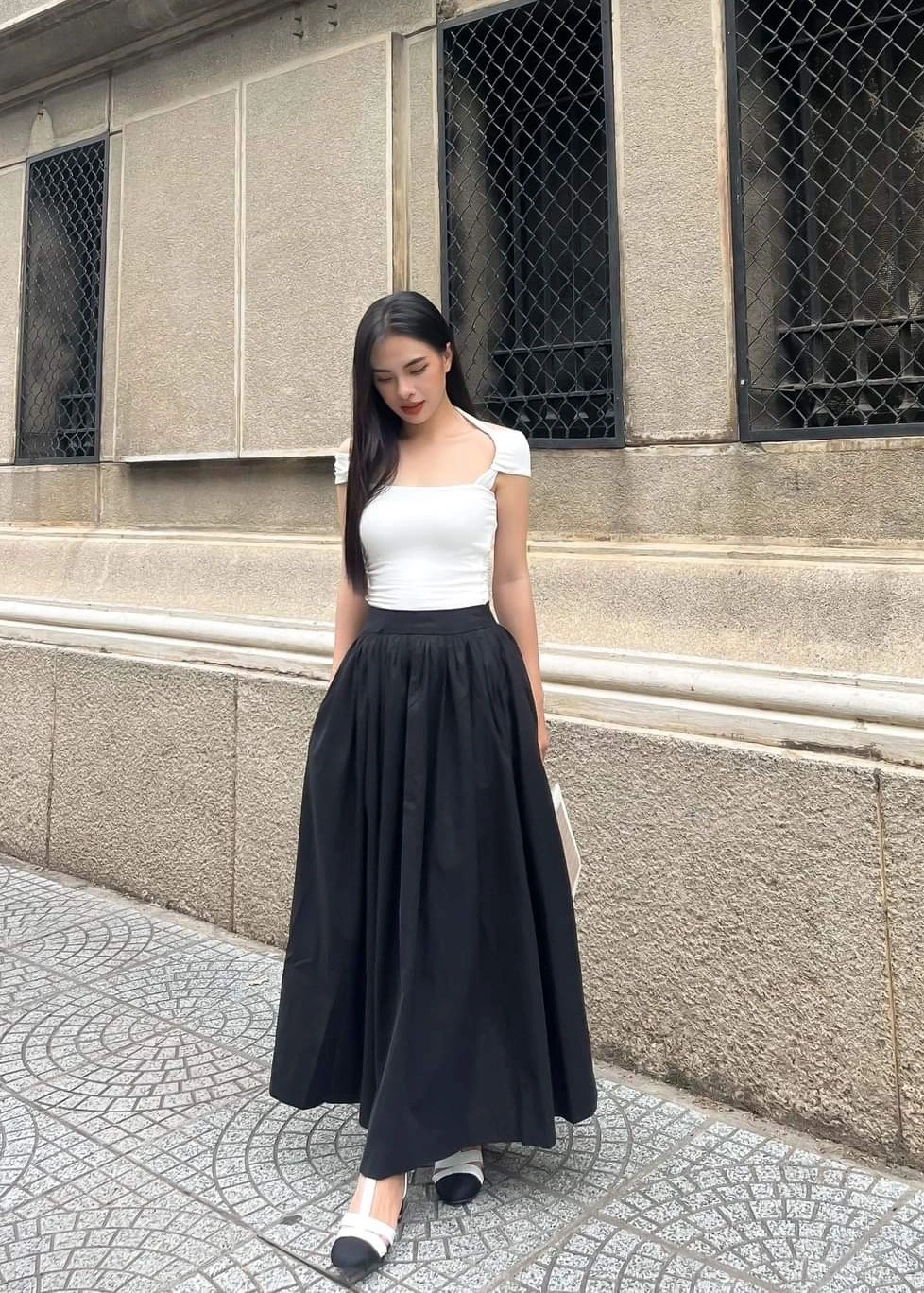 Phối áo thun với chân váy maxi