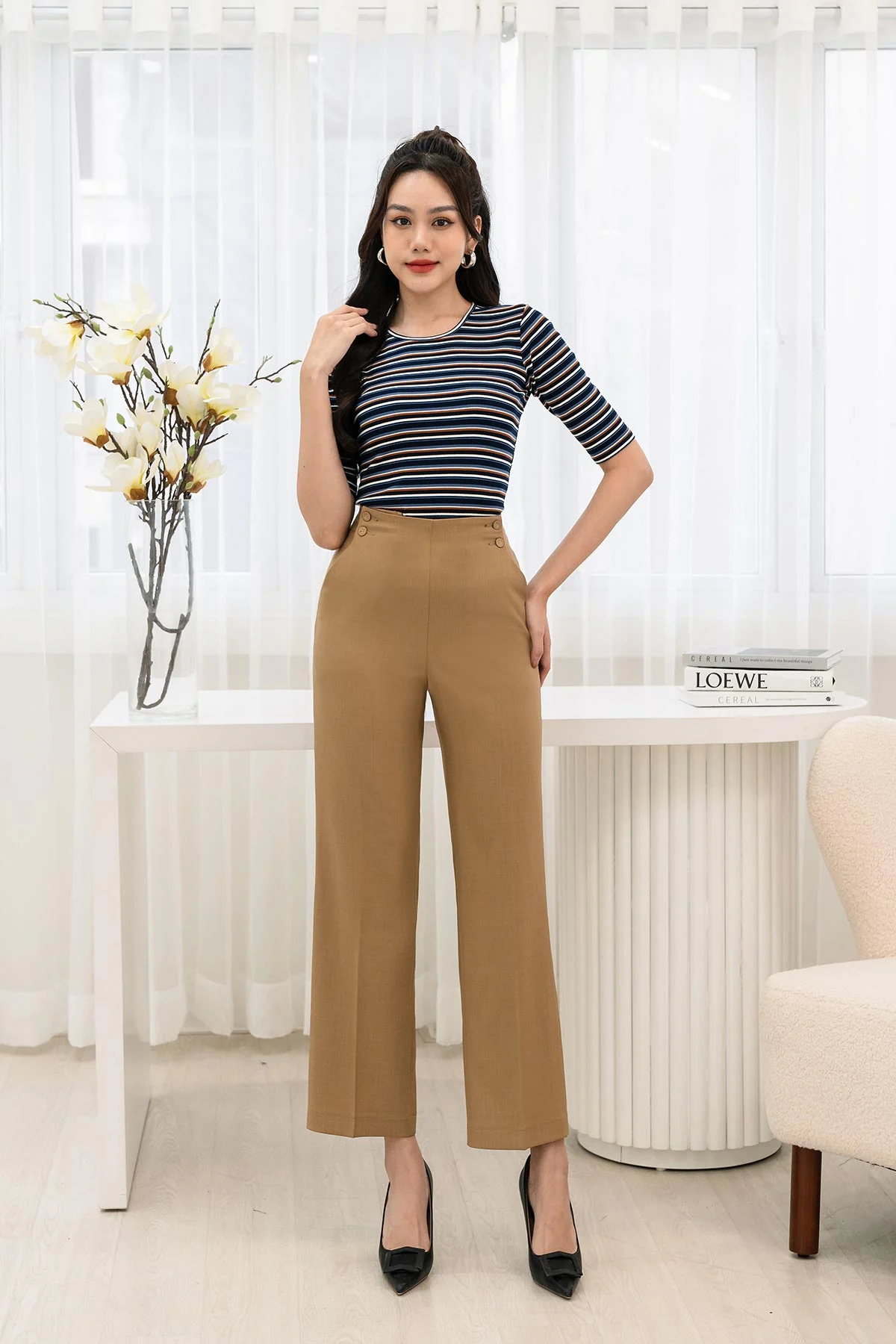 Phối áo thun với quần suông cạp cao