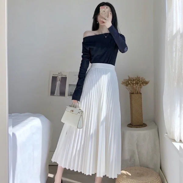 Phối áo trễ vai với chân váy xếp ly