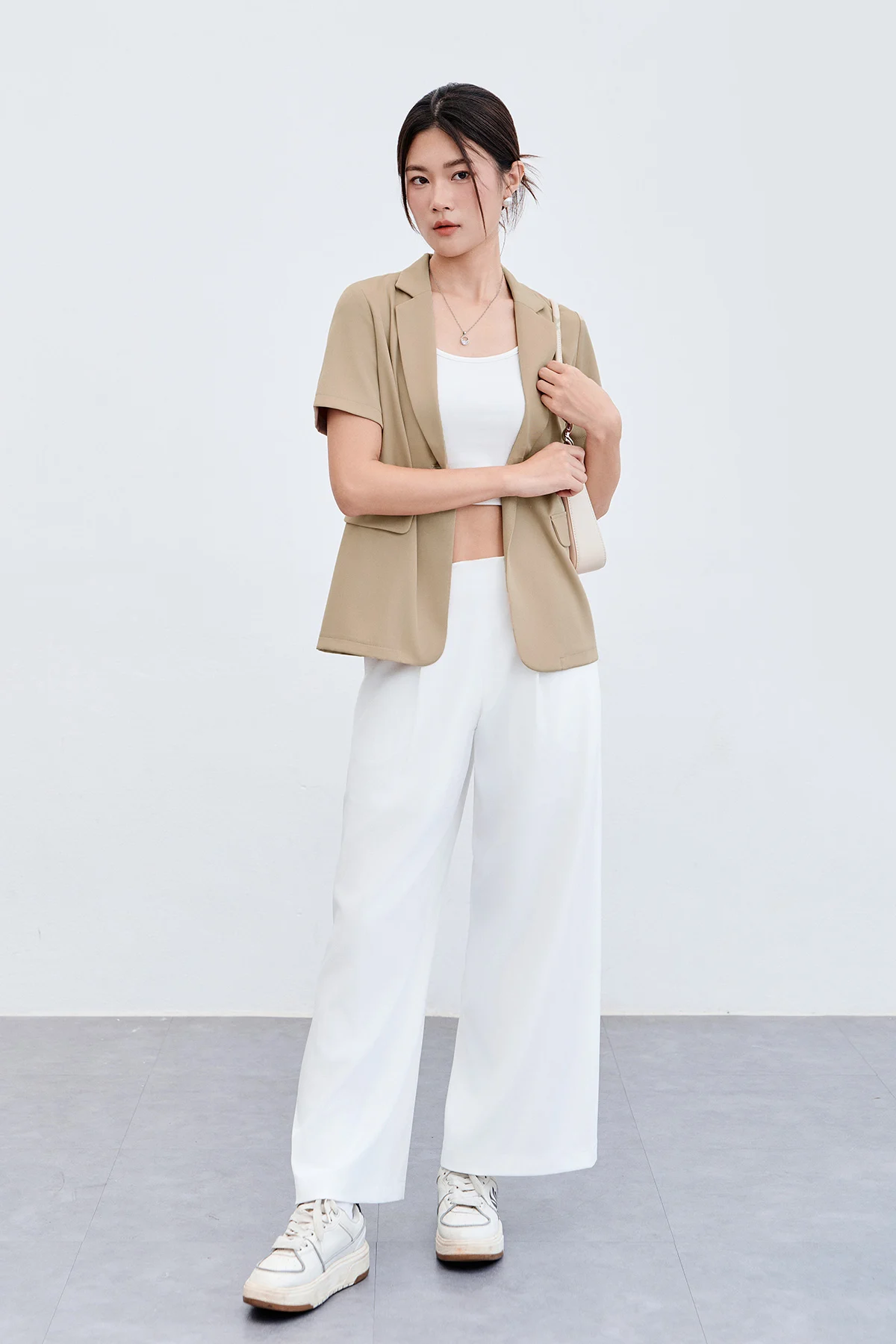 Phối áo vest với quần tone trắng