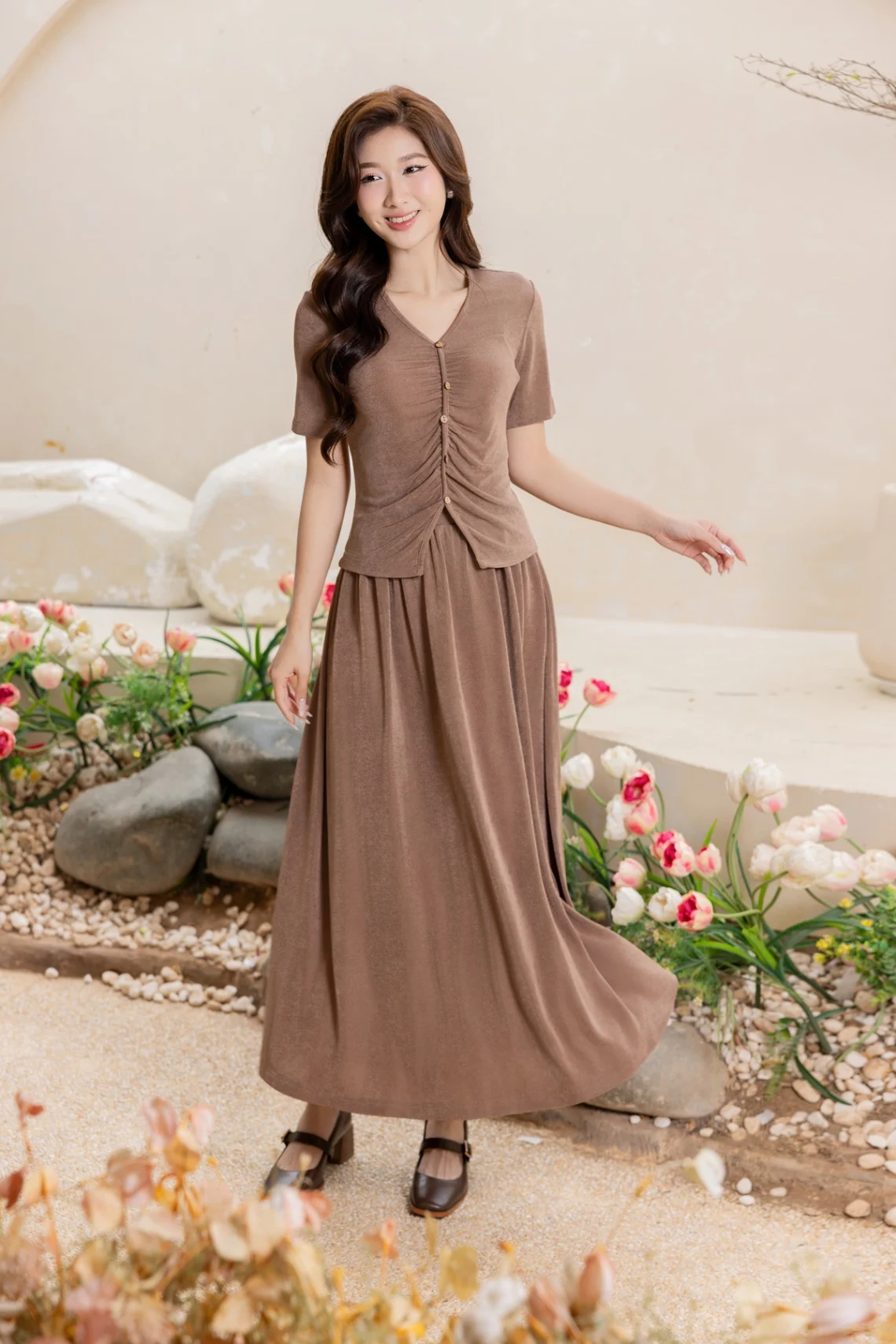 Phối áo với chân váy đi biển