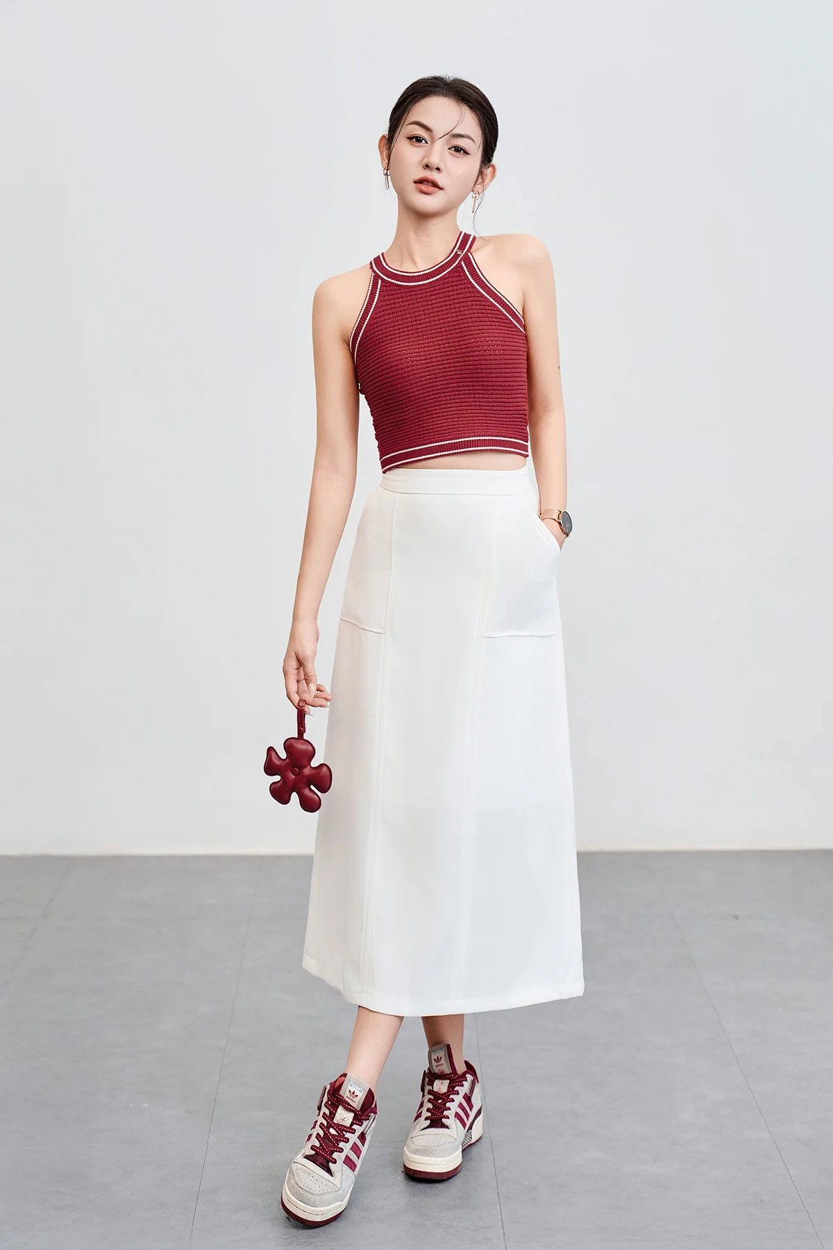 Phối chân váy dài và áo croptop