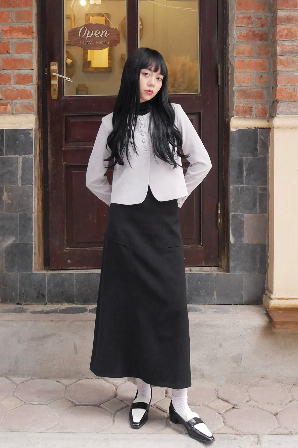 Phối chân váy đen dài với blazer