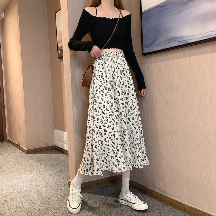 Phối chân váy hoa dài với áo croptop