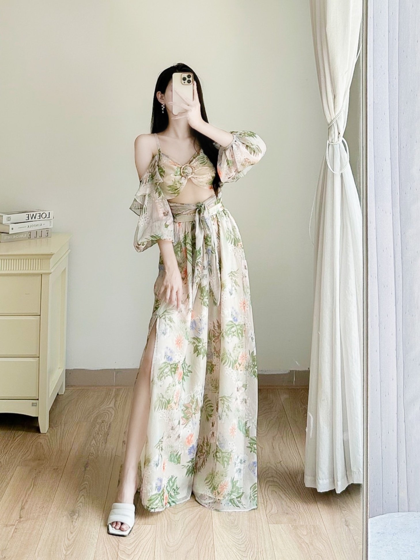 Phối chân váy maxi với áo 2 dây
