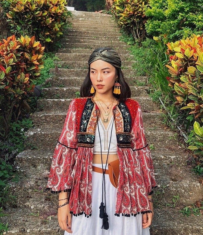 Phối chân váy maxi với áo khoác phong cách bohemian