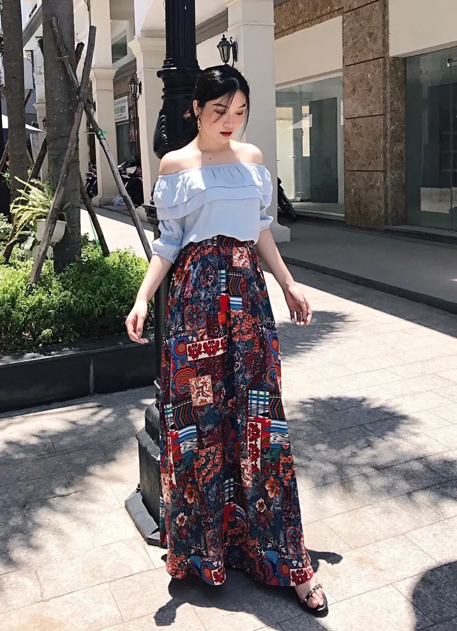 Phối chân váy maxi với áo trễ vai