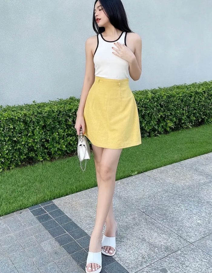 Phối chân váy ngắn với áo tank top