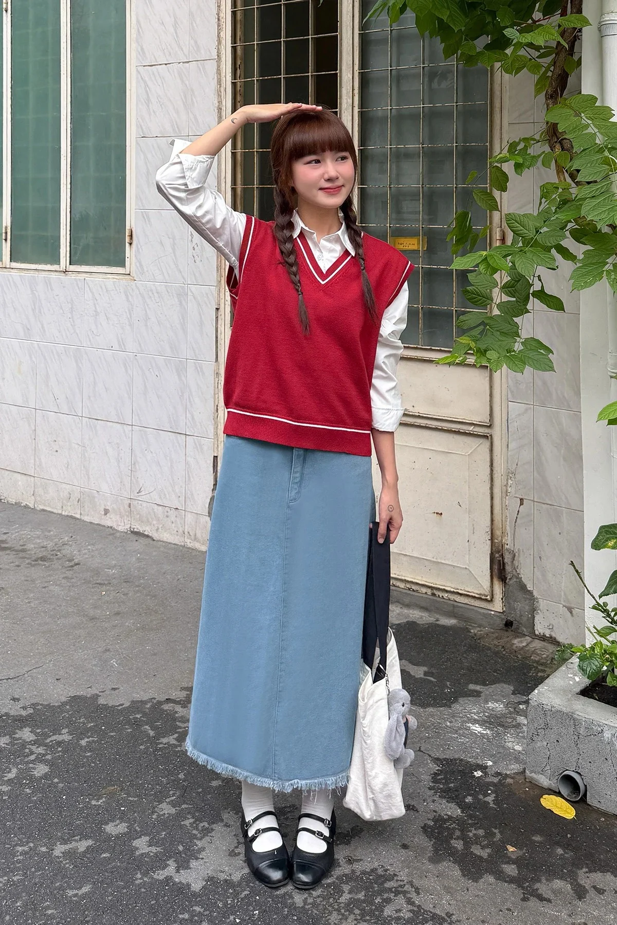 Phối chân váy suông denim với áo gile