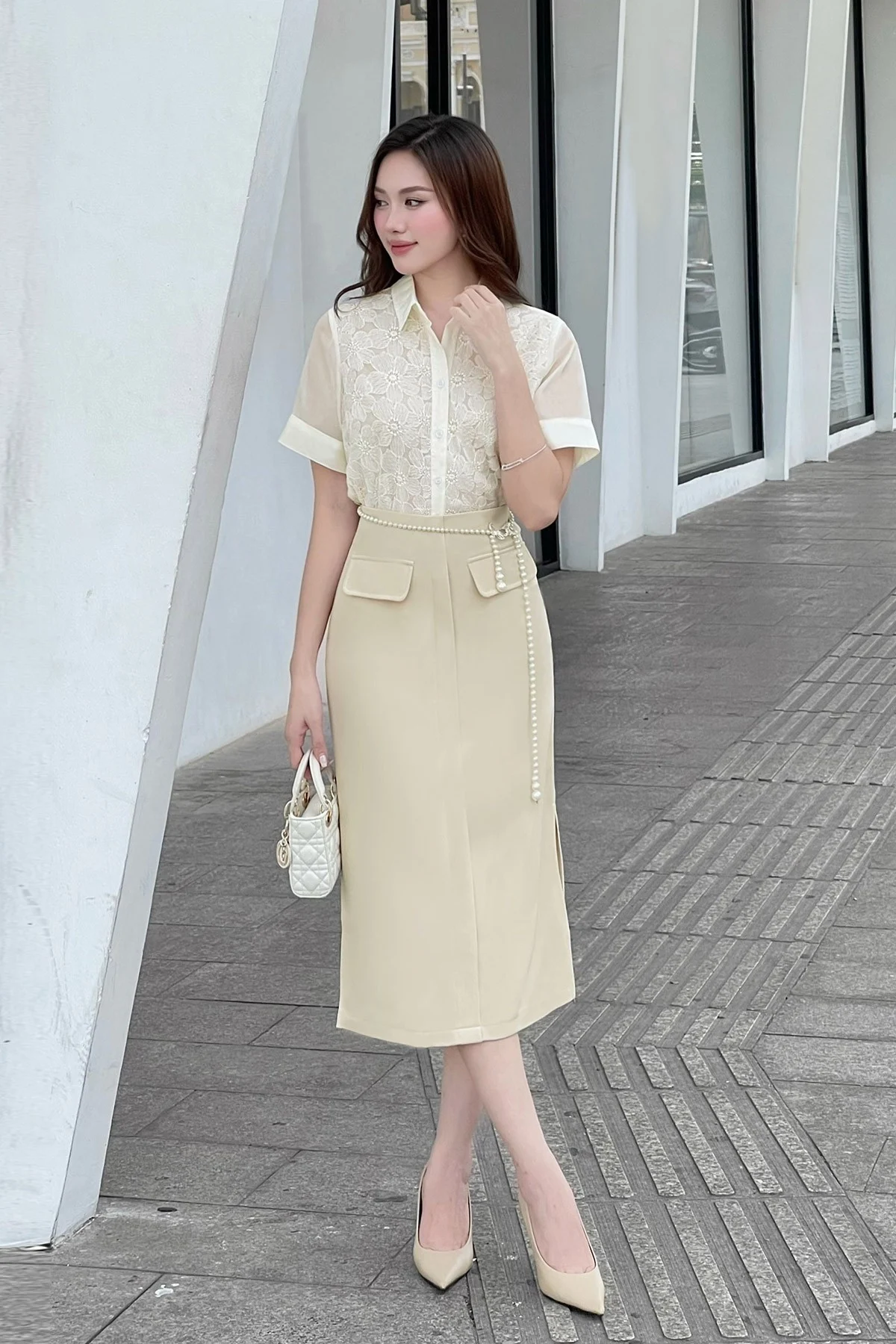 Phối chân váy suông với áo sơ mi