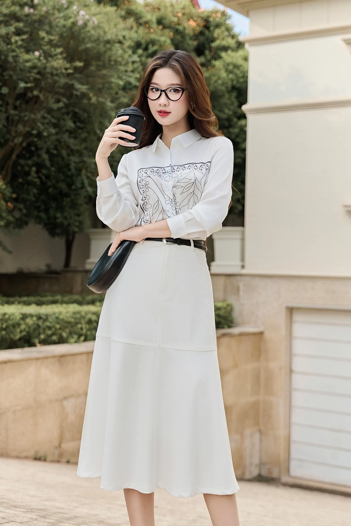 Phối chân váy trắng dài với sơ mi