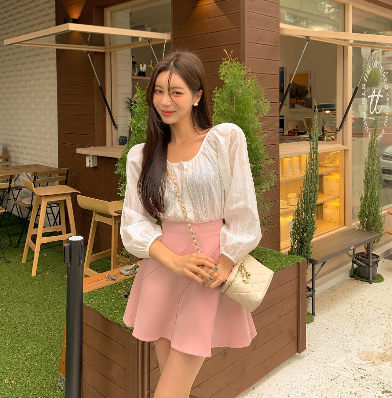 Phối chân váy với áo blouse