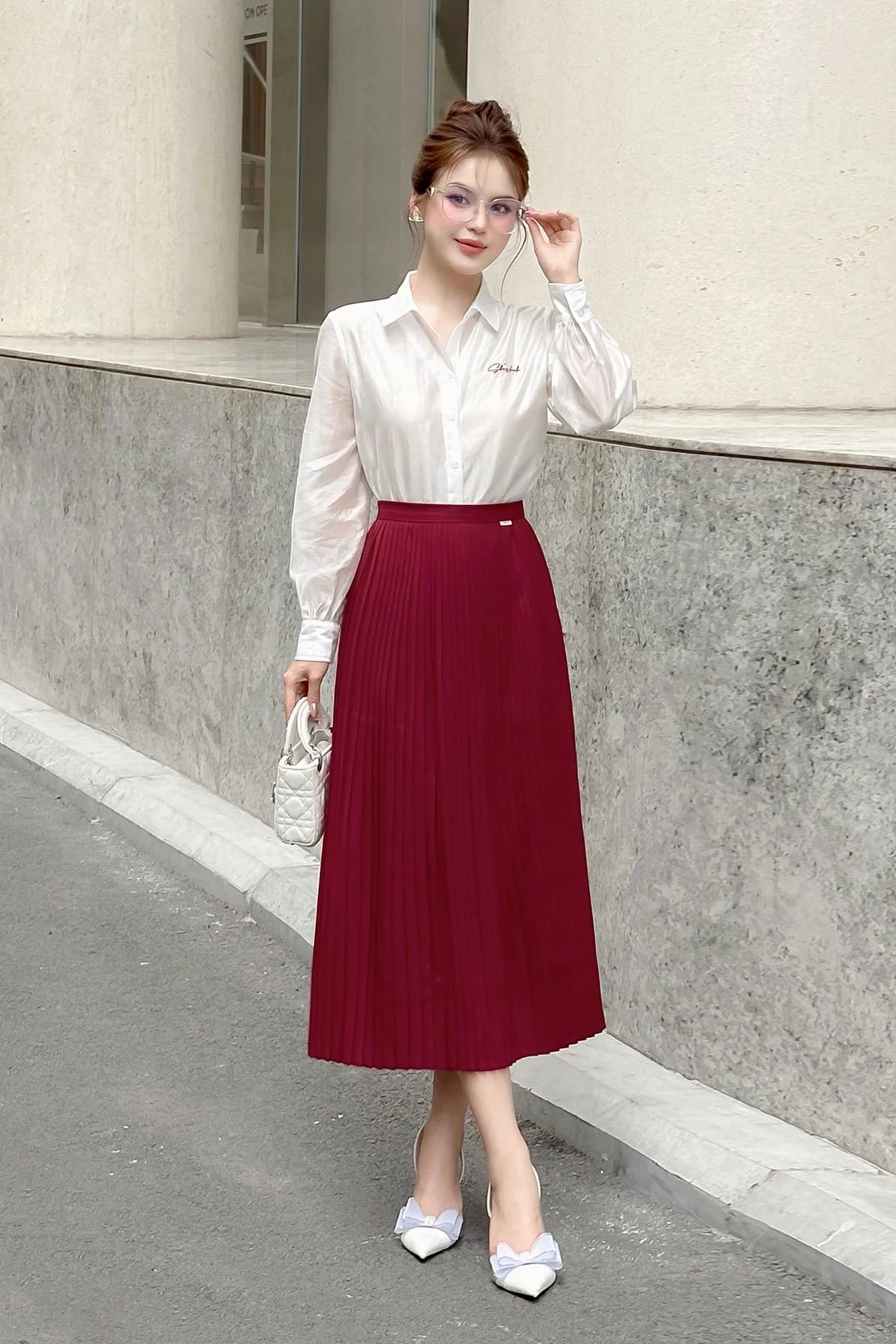 Phối chân váy xếp ly với áo sơ mi
