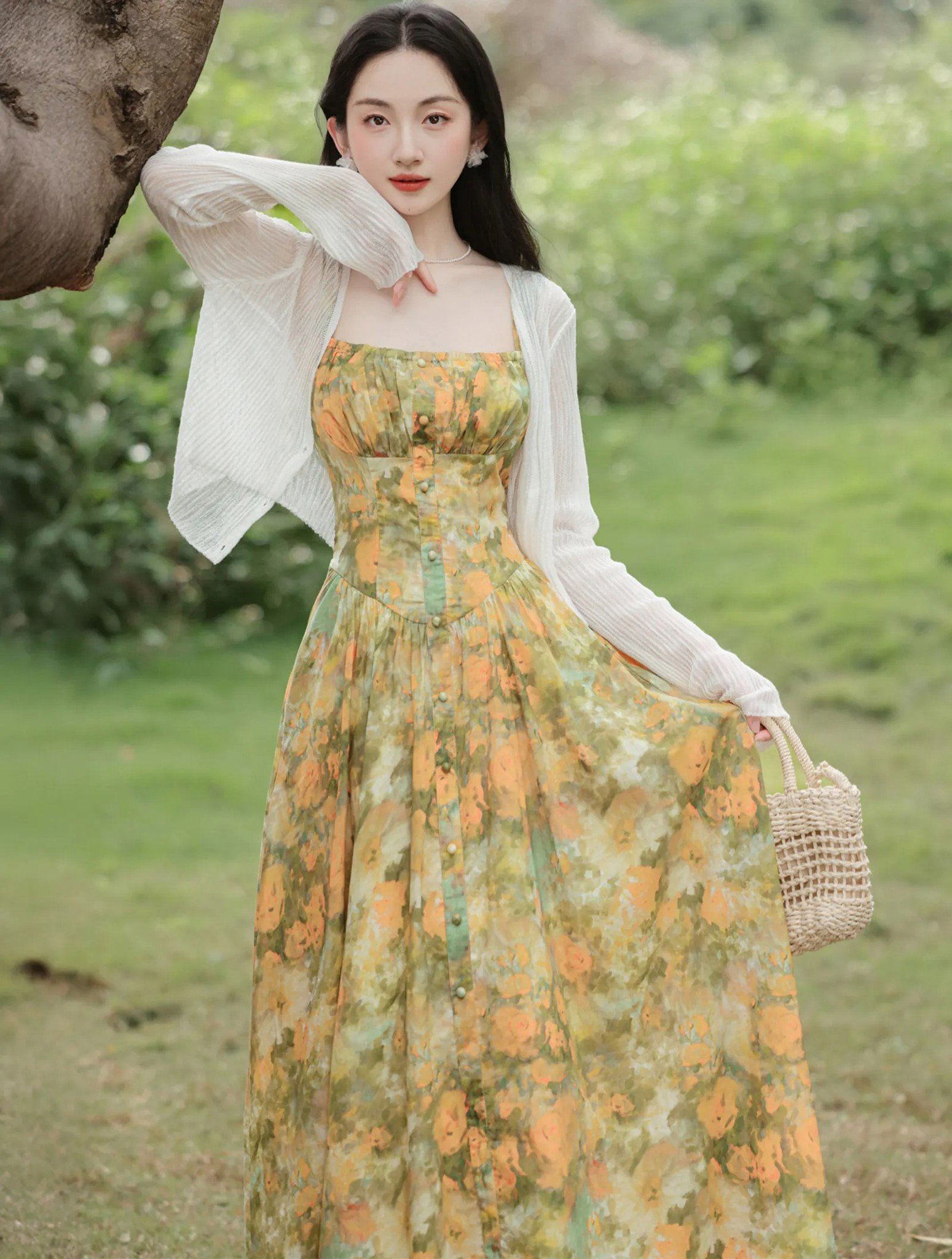 Phối đầm hoa đi biển với cardigan