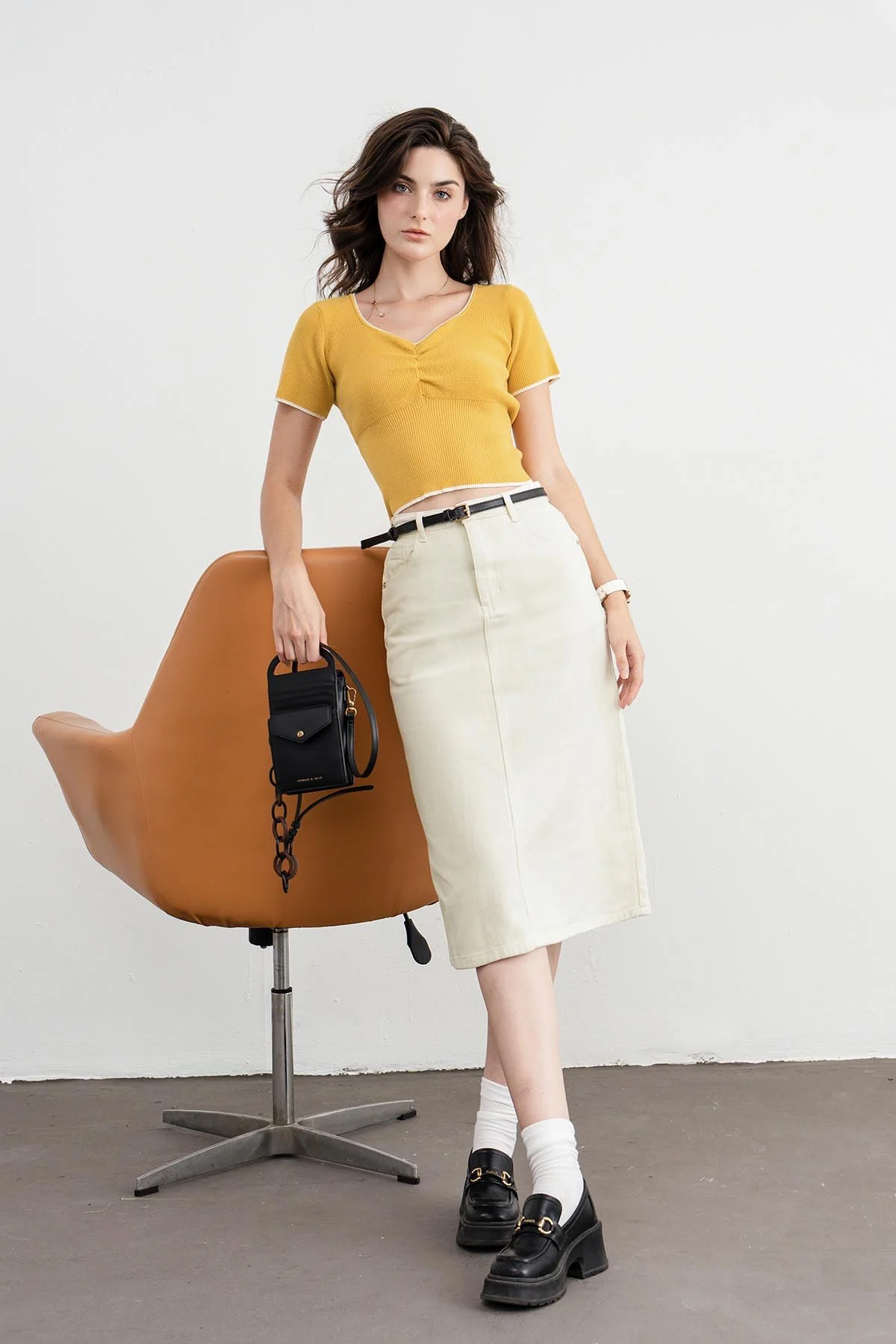 Phối đồ với chân váy jean sành điệu