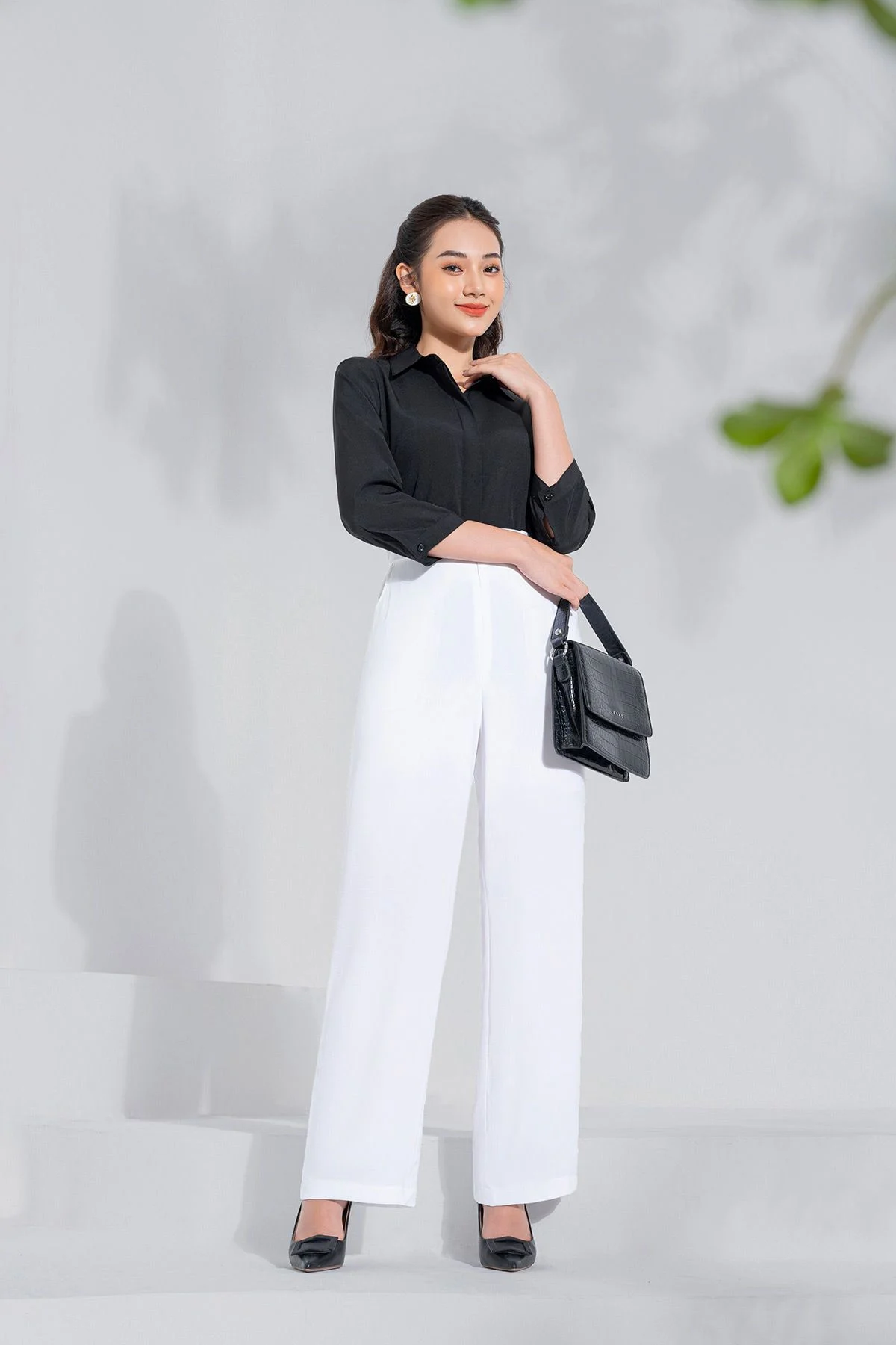 Phối đơn giản với áo sơ mi công sở