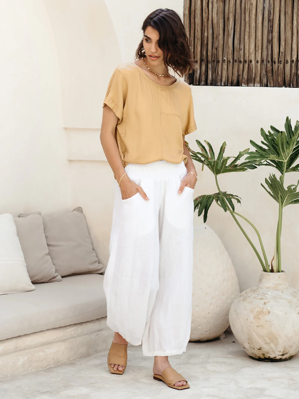 Phối quần linen mát mẻ với áo thun