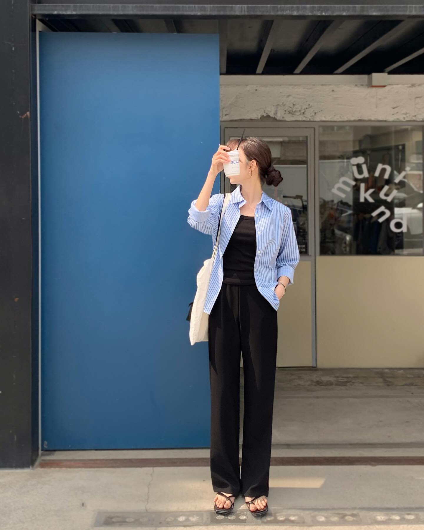 Phối quần ống suông với dép sandal