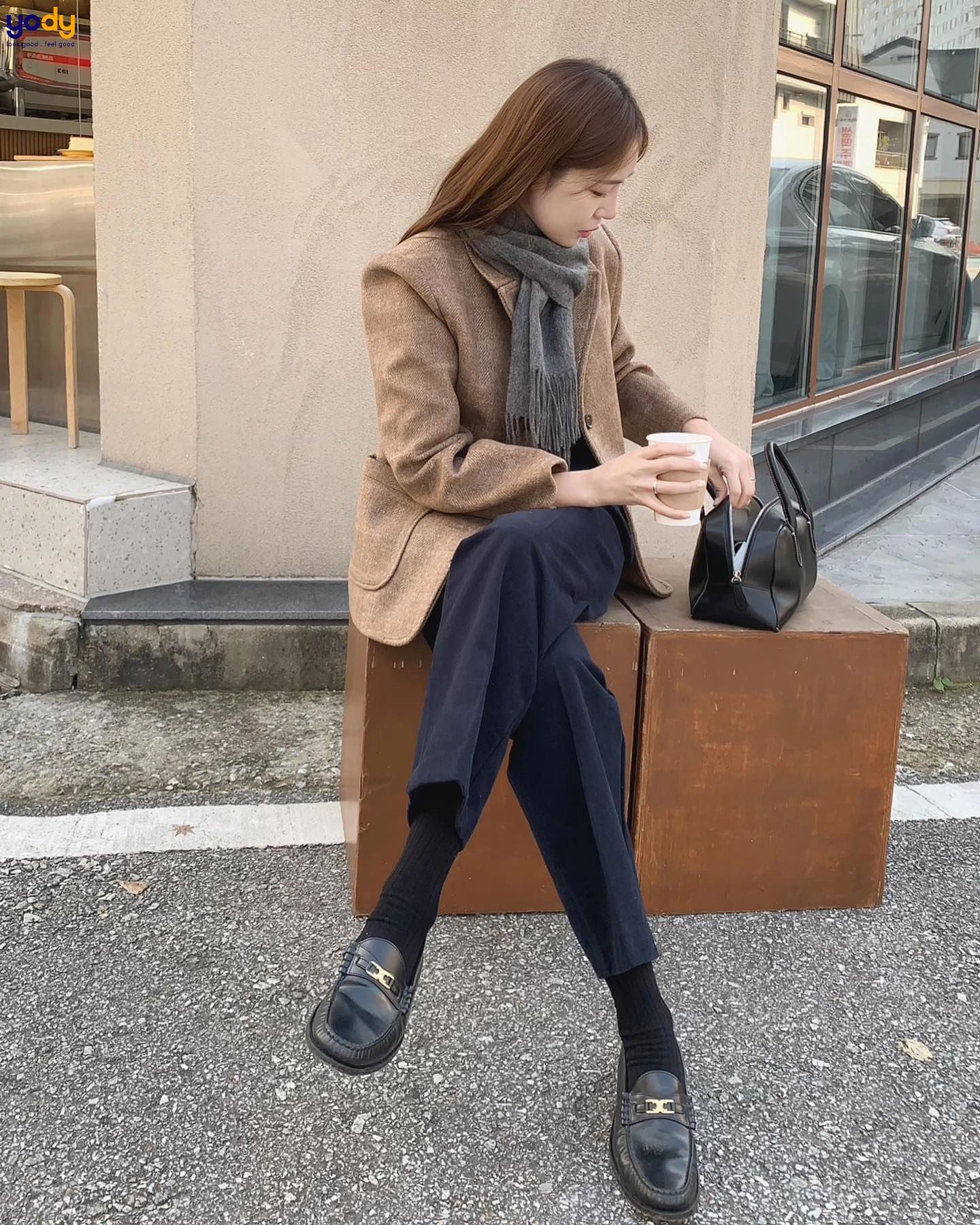 Phối quần ống suông với giày loafer