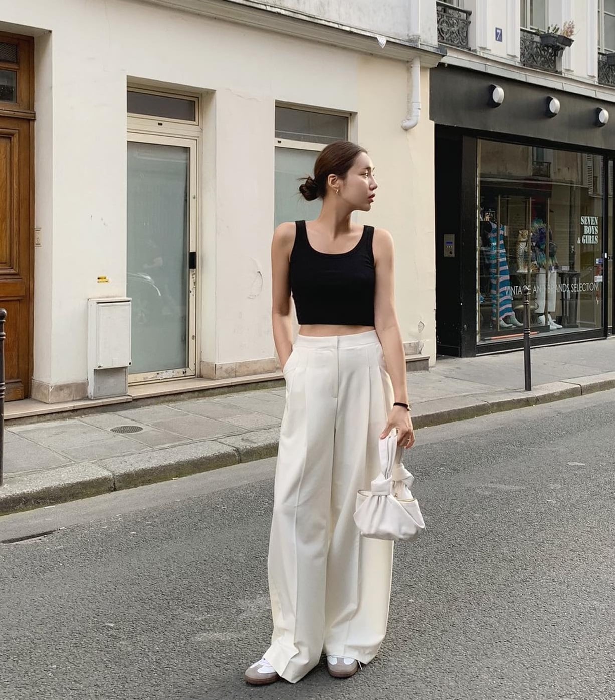 Phối quần ống suông với giày sneaker