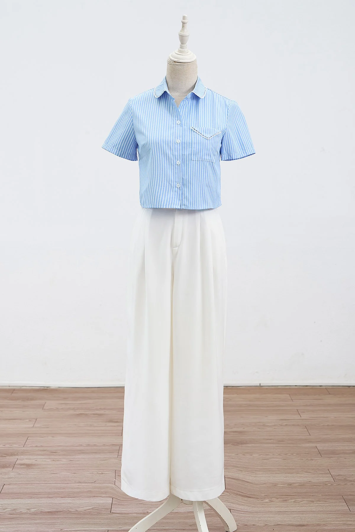 Phối sơ mi croptop với quần cạp cao