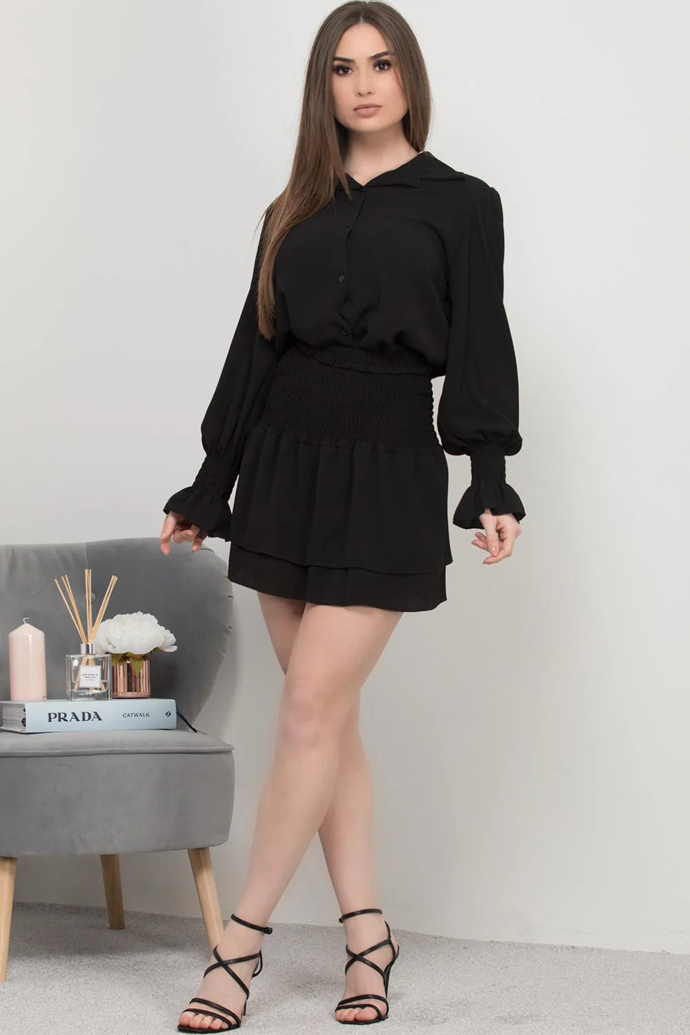 Phối sơ mi đen với chân váy ngắn