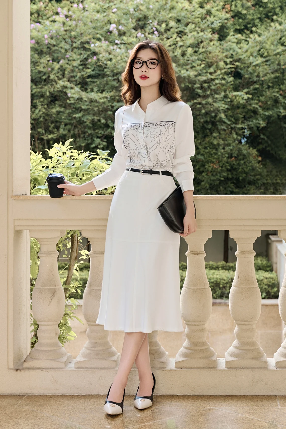 Phối sơ mi với chân váy midi