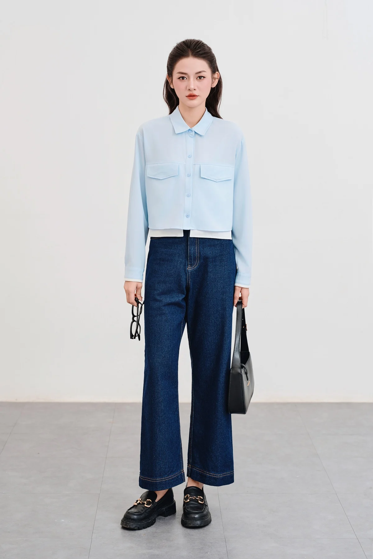 Phối sơ mi xanh dương với quần jeans