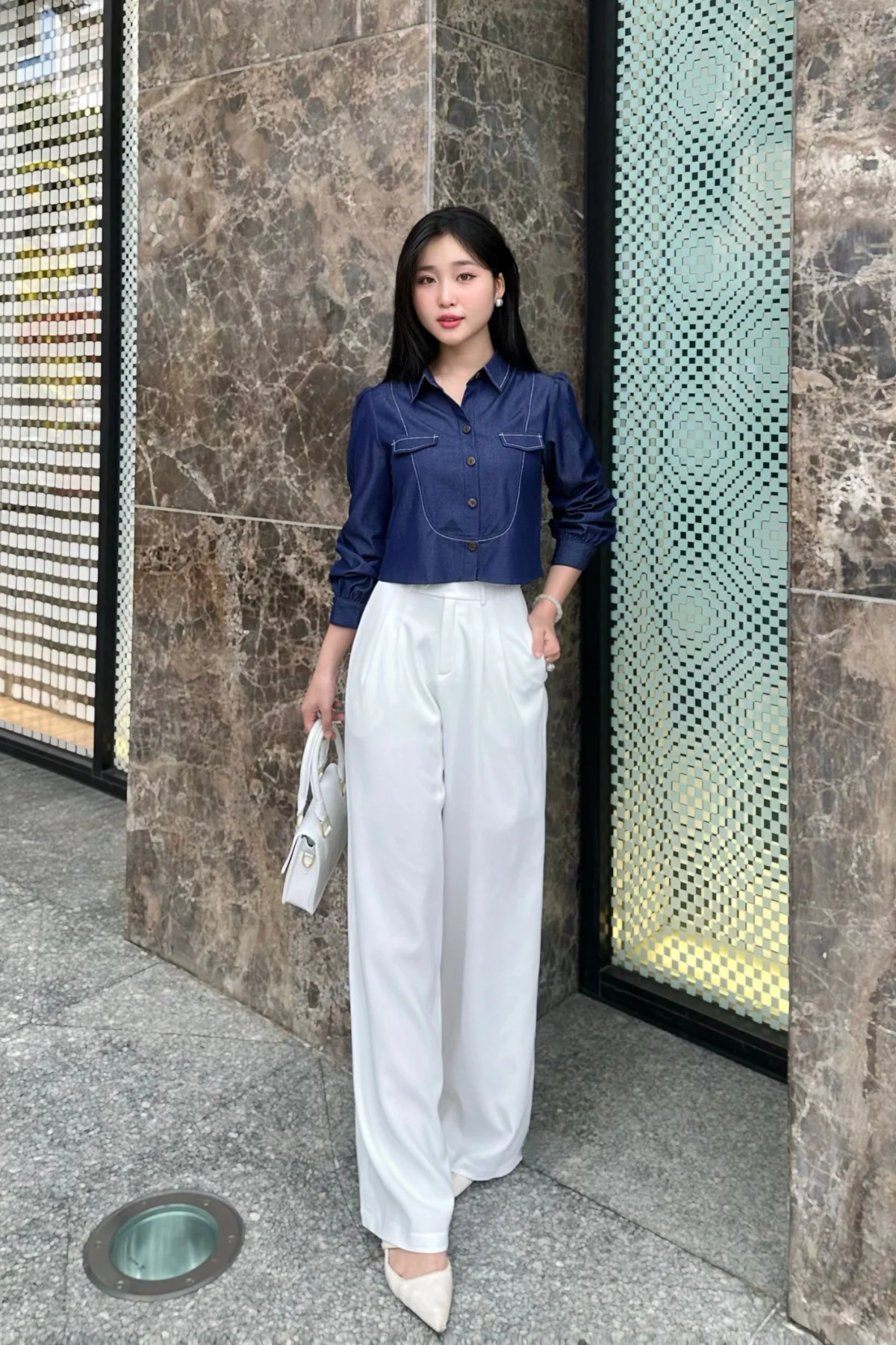 Phối sơ mi xanh dương với quần tây