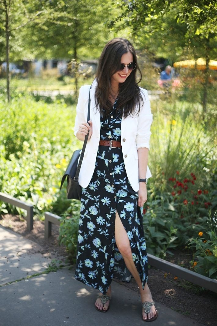 Phối vest trắng với váy maxi