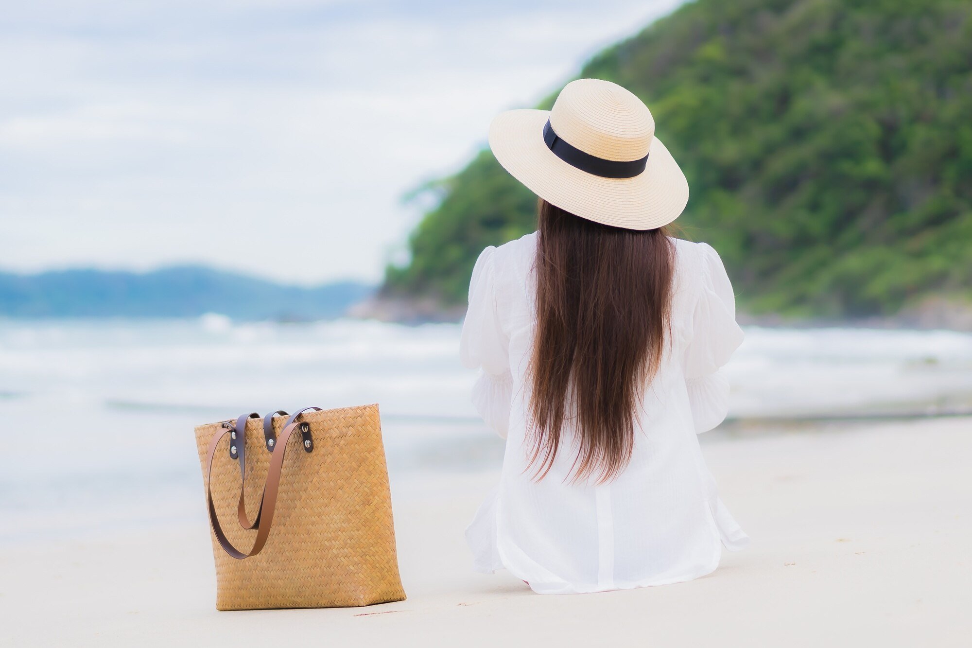 Phụ kiện đi biển với túi cói tiện lợi