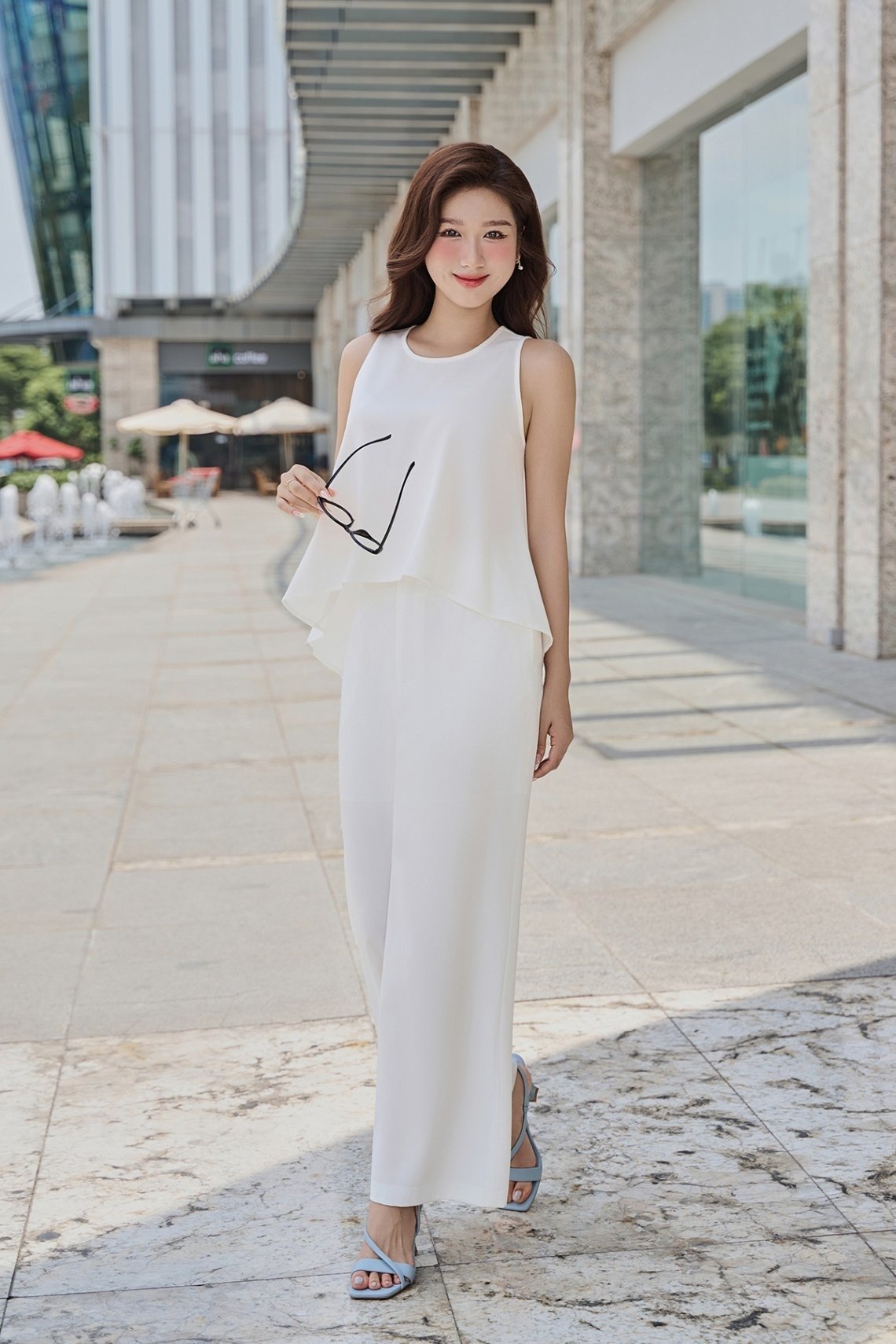 Quần ống rộng trắng lưng cao