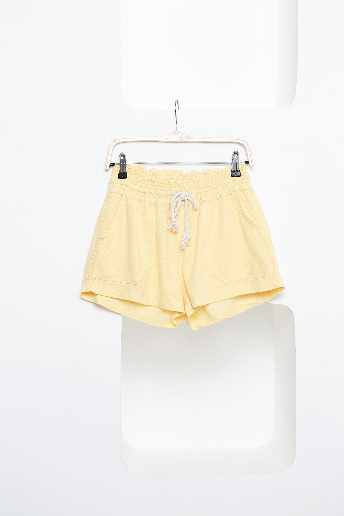 quần short đi biển nữ tone vàng nhạt