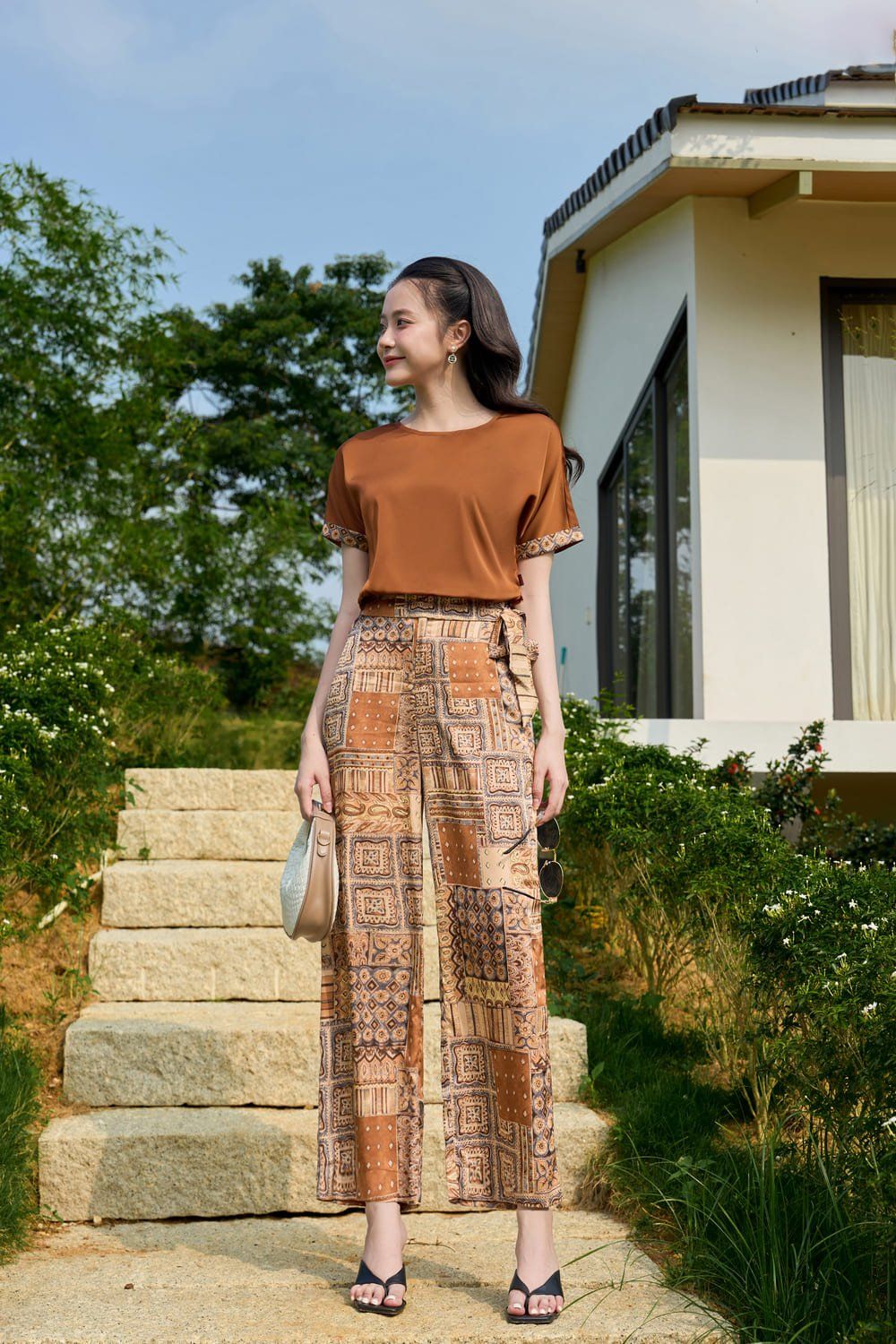 quần dài họa tiết phối áo thun trơn