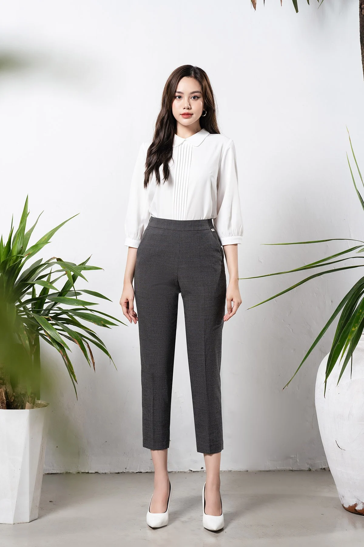 Phối sơ mi trắng với quần tây gam trung tính để outfit hài hòa, nhã nhặn